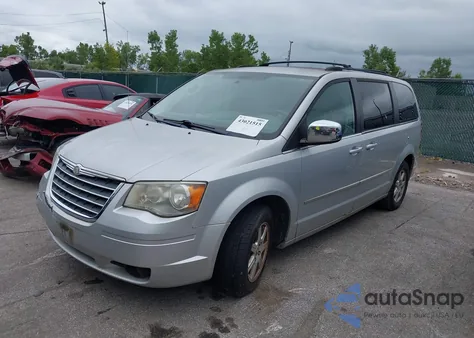 2010 Chrysler Town & Country Touring z USA, uszkodzony, nr VIN 2A4RR5D14AR458350